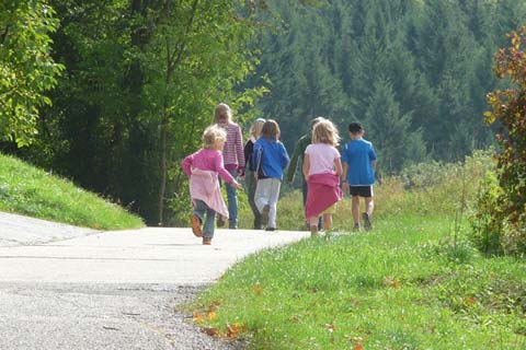 Kinder laufen auf einem Wanderweg